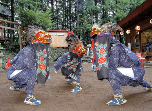 大丹波青木神社の獅子舞（町指定無形民俗文化財）